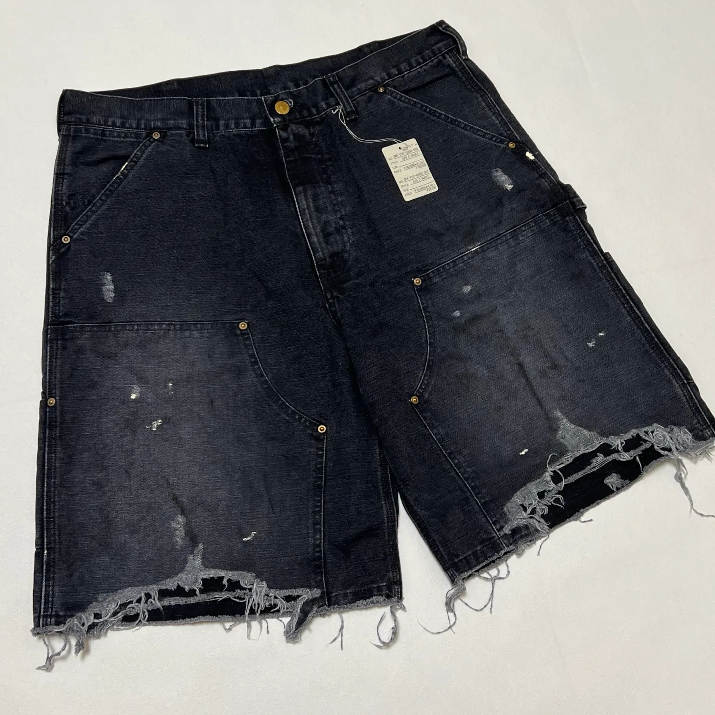 SAINT Mxxxxxx DOUBLE KNEE SHORTS/BLK Knee patches splashed with ink, washed and damaged denim shorts. Washed black S-XL. Custom woven and dyed denim denim with clear texture. Rewashed and faded to create local mottled fading/hole effects. Artificial distressing to simulate natural traces of wear. Original consistent damage treatment. Hand splashed ink and paint. Original consistent wash mark/pocket mark. Double knee patch. Rivet reinforcement. Improve functionality and enhance design.